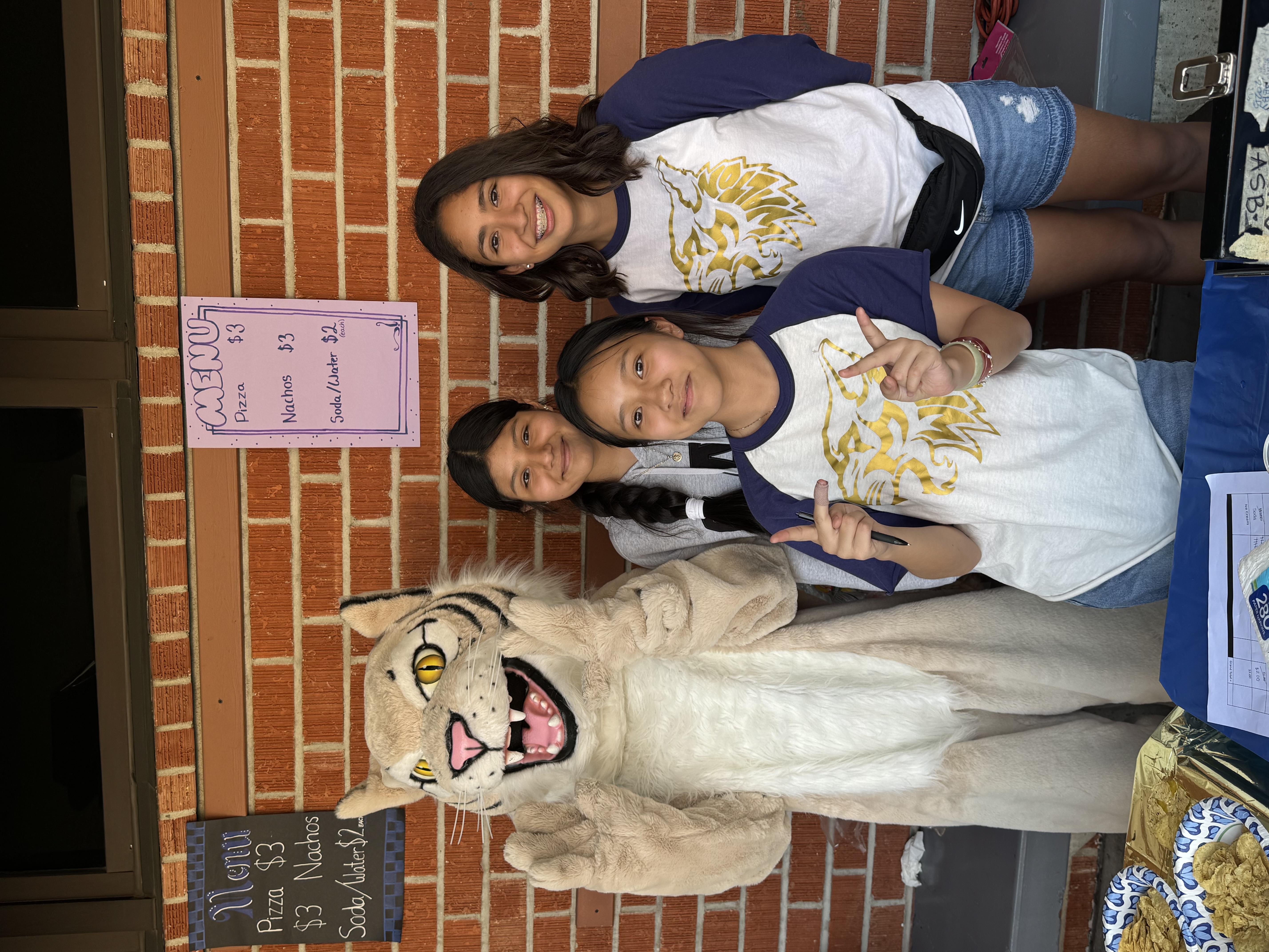 ASB students were ready to greet Walton families at Back to School Night!